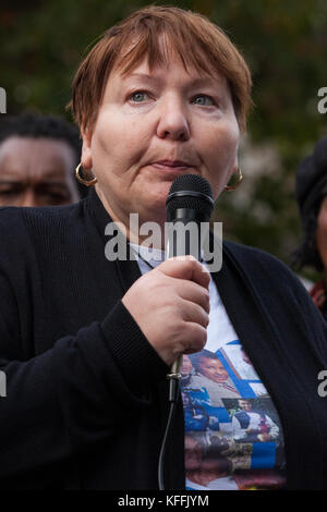 Londra, Regno Unito. 28 ottobre, 2017. Margaret Briggs, madre di leon briggs, indirizzi dei sostenitori del regno familiari e amici in campagna (uffc) a seguito della loro processione annuale in ricordo di familiari e amici che sono morti in custodia della polizia, prigione, centri di detenzione per immigrati o sicuro negli ospedali psichiatrici. leon briggs, 39, è morto in ospedale nel novembre 2013 dopo essere stati detenuti sotto il mental health act e ammalarsi a Luton stazione di polizia. Credito: mark kerrison/alamy live news Foto Stock