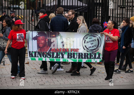 Londra, Regno Unito. 28 ottobre, 2017. i sostenitori della giustizia per kingsley burrell al di fuori della campagna a Downing Street dopo la processione annuale da attivisti provenienti dal regno familiari e amici in campagna (uffc) in ricordo di familiari e amici che sono morti in custodia della polizia, prigione, centri di detenzione per immigrati o sicuro negli ospedali psichiatrici. kingsley burrell, 29, morto a causa di un arresto cardiaco nel marzo 2011 dopo essere stato trattenuto mentre detenuti da west midlands polizia. Credito: mark kerrison/alamy live news Foto Stock