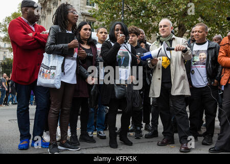 Londra, Regno Unito. 28 ottobre, 2017. Margaret Smith, madre di jermaine baker, indirizzi gli attivisti dal regno familiari e amici in campagna (uffc) a seguito della loro processione annuale in ricordo di familiari e amici che sono morti in custodia della polizia, prigione, centri di detenzione per immigrati o sicuro negli ospedali psichiatrici. jermaine Baker, 28, è stato ucciso durante una polizia metropolitana il funzionamento in legno verde il 11 dicembre 2015. Egli era disarmato. Credito: mark kerrison/alamy live news Foto Stock