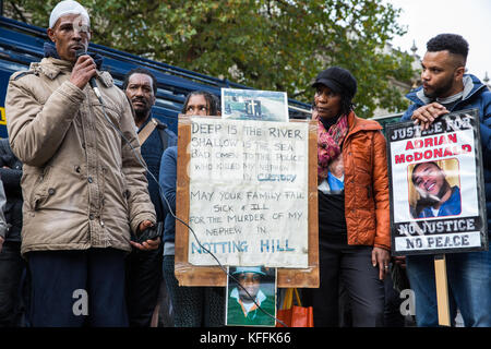 Londra, Regno Unito. 28 ottobre, 2017. lo zio di Jason mcpherson affronta gli attivisti dal regno familiari e amici in campagna (uffc) in seguito la processione annuale in ricordo di familiari e amici che sono morti in custodia della polizia, prigione, centri di detenzione per immigrati o sicuro negli ospedali psichiatrici. jason mcpherson, 25, è morto in ospedale dopo il collasso in corrispondenza di una stazione di polizia dove era stato preso per essere cercato su 18 gennaio 2007. Credito: mark kerrison/alamy live news Foto Stock