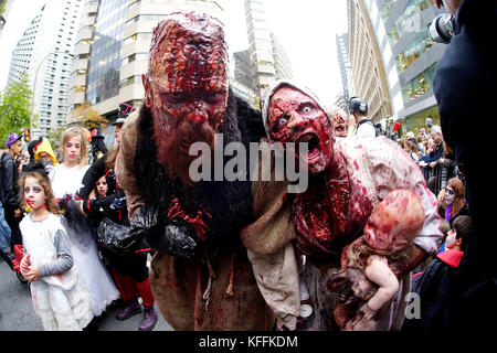 Montreal, Canada. 28 ottobre, 2017. I partecipanti del 2017 Montreal Zombie a piedi. Credito: Mario Beauregard Beaustock/Alamy Live News Foto Stock