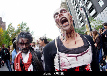 Montreal, Canada. 28 ottobre, 2017. I partecipanti del 2017 Montreal Zombie a piedi. Credito: Mario Beauregard Beaustock/Alamy Live News Foto Stock