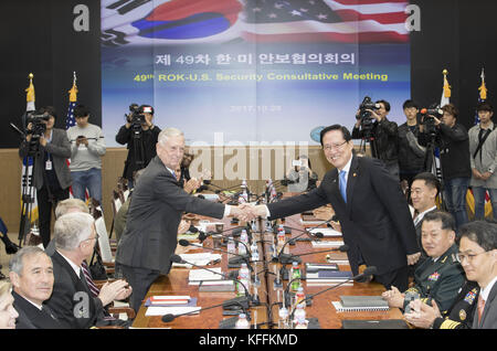 Seoul, Corea del Sud. 28 ottobre 2017. 28 ottobre 2017 - Ministero della difesa, Seoul, Corea del Sud - in questa foto rilasciata da Korea POOL. Il segretario alla difesa degli Stati Uniti Jim Mattis stringe la mano al ministro della difesa sudcoreano Song Young-moo, durante il 49 ° incontro consultivo per la sicurezza (SCM) al Ministero della difesa a Seoul, Corea del Sud, il 28 ottobre 2017. Credito: Foto piscina/ZUMA Wire/Alamy Live News Foto Stock