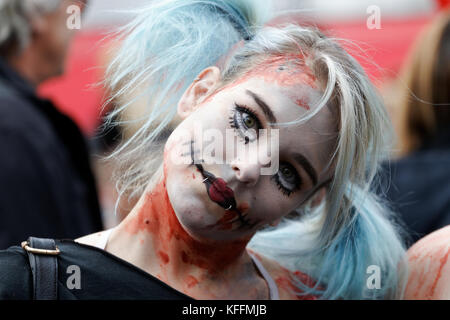 Montreal, Canada. 28 ottobre, 2017. Un giovane womn partecipando al Montreal zombie a piedi credito: Richard prudhomme/alamy live news Foto Stock