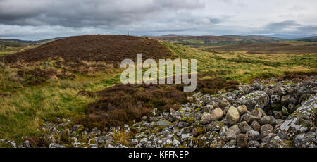 Ord Sud Neolitico chambered cairn visto da Ord Nord vicino a Lairg, Sutherland, Highlands scozzesi, REGNO UNITO Foto Stock