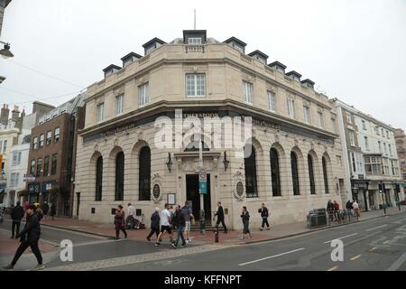 155-158 North Street Brighton, che è il J D Weatherspoon's Post and Telegraph Pub. L'edificio del 1923 era una banca. Foto Stock