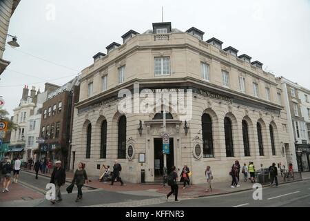 155-158 North Street Brighton, che è il J D Weatherspoon's Post and Telegraph Pub. L'edificio del 1923 era una banca. Foto Stock