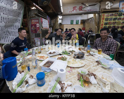 Ristorante mostrare alla gente che si diverte e mangiare al-gether in Temple Street, il Mercato Notturno, Kowloon, Hong Kong, Cina, Asia. Foto Stock