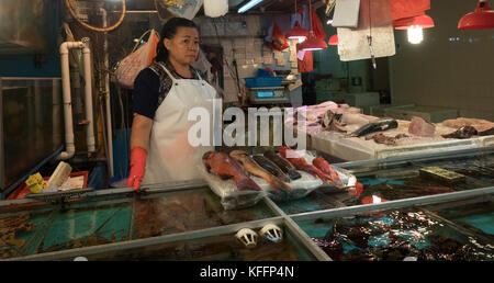 Venditori di mercato a Yau Tei Mercato coperto Mercato alimentare, Hong Kong, Cina, Asia. Foto Stock
