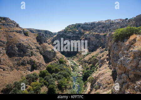 La forra del torrente Gravina di Matera e il Sasso Caveoso dal Rione Casalnuovo, Matera, Basilicata, Italia Foto Stock