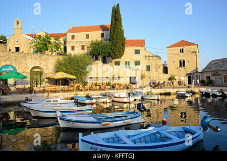 Piccolo porticciolo di pesca dal villaggio di Bol sull'isola di Brac, Mare Adriatico, Mar Mediterraneo, Dalmazia, Croazia Foto Stock