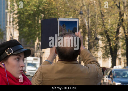 Vista posteriore dei maschi di turistica prendendo una foto di York Minster utilizzando un iPad Foto Stock