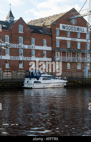 Vista sul fiume Ouse a piacere cruiser ormeggiata presso Woodsmill Quay, un vecchio mulino industriale edificio convertito in appartamenti - York, Inghilterra, GB, UK. Foto Stock