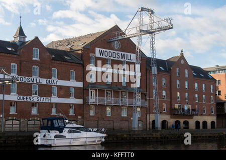 Vista sul fiume Ouse a piacere cruiser ormeggiata presso Woodsmill Quay, un vecchio mulino industriale edificio convertito in appartamenti - York, Inghilterra, GB, UK. Foto Stock