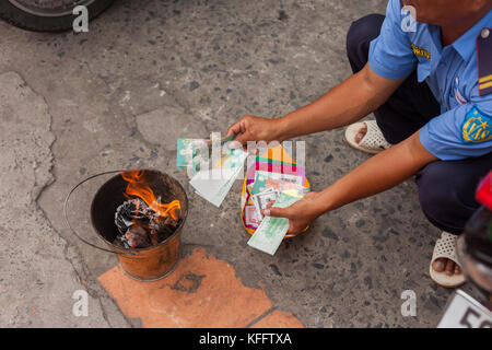 La masterizzazione di denaro (Ghost/denaro votive, Joss carta) in Vietnam Foto Stock