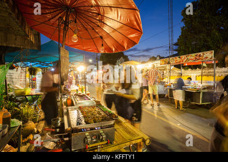 La notte principale mercato alimentare in Pai, Thailandia Foto Stock