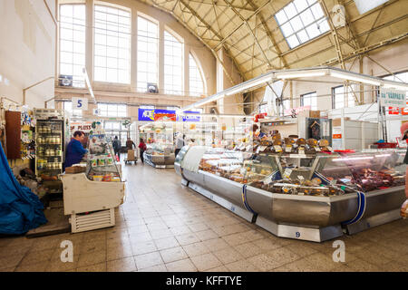 Pane e carne contatori presso il Mercato Centrale di Riga, Lettonia Foto Stock