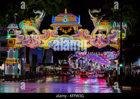 Le luci di strada celebrando Deepavali Festival Ottobre 2017 Little India di Singapore000418 TV Foto Stock