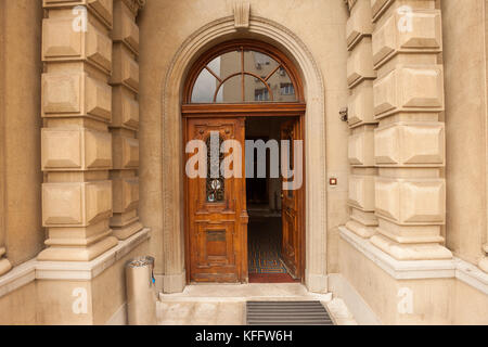 Davanti la porta di Nikola Tesla museum di Belgrado, Serbia Foto Stock