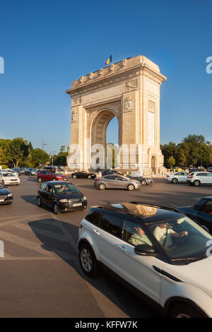 Velocità del traffico intorno al arcul de triumf (Arco di Trionfo), Bucarest, Romania Foto Stock