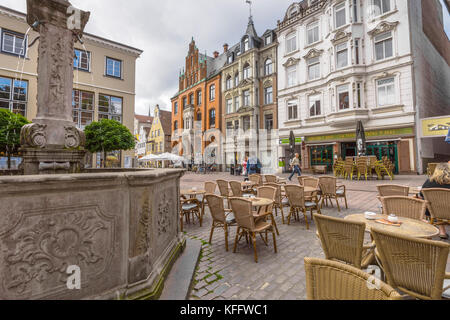 Nordermarkt e l'antico edificio in mattoni della casa commerciale Hansen a Flensburg, città costiera del Mar Baltico, Germania Foto Stock