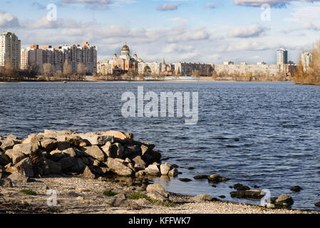 La skyline di obolon vicino al fiume Dnieper a Kiev. è l'orario di alba, in autunno. Foto Stock