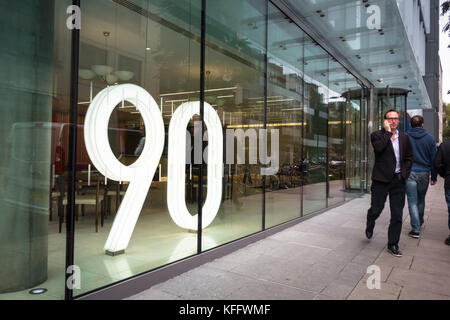 Qube su Whitfield Street, Fitzrovia, London, Regno Unito Foto Stock