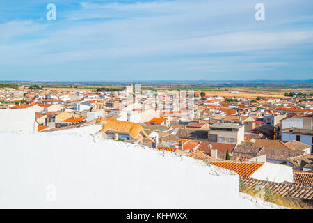 Cat camminando sul tetto e la vista del villaggio. Campo de Criptana, Ciudad Real Provincia, Castilla La Mancha, in Spagna. Foto Stock