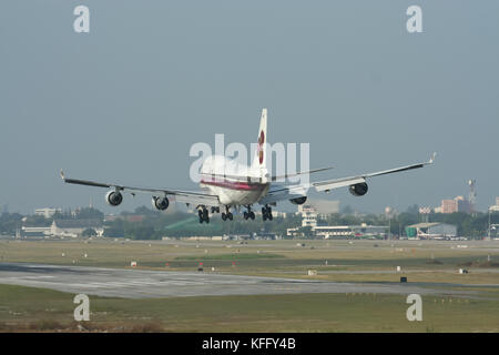 CHIANGMAI , Tailandia- circa 2007: HS-TGH Boeing 747-400 di Thaiairway. Per il volo di Chiangmai e l'aeroporto Suvarnabhumi di Bangkok, Tailandia. Foto Stock