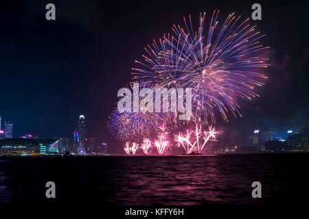 Fuochi d'artificio a Victoria Harbour di hong kong Foto Stock