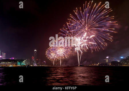 Fuochi d'artificio a Victoria Harbour di hong kong Foto Stock