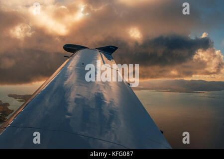 Close up dettaglio dell'ala di un velivolo PILATUS PC12 aerei contro un tramonto cloudscape. Foto Stock