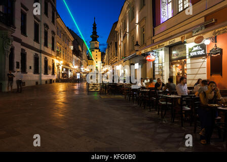 La Slovacchia, Bratislava, la Città Vecchia di notte, ristorante cafe Hause slovacca su Michalska Street, city break, vista verso Michael's Gate e la torre Foto Stock