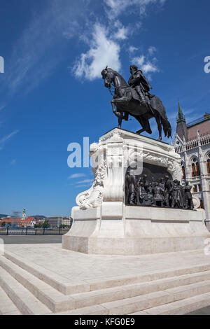 Conte Gyula Andrassy equestre statua in bronzo, ex primo ministro, monumento sulla piazza Kossuth, città di Budapest, Ungheria Foto Stock