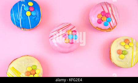La pop art stile colore ciambelle e panificio goodies luminoso su sfondo colorato. Foto Stock