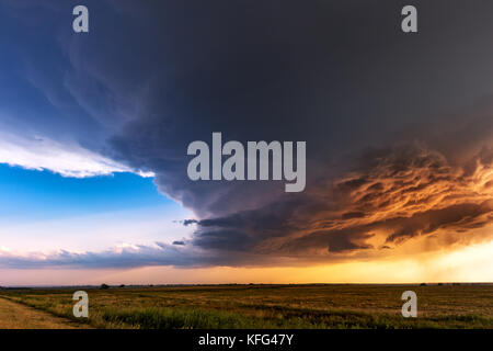 Temporale Supercell al tramonto vicino a Lamar, Colorado Foto Stock