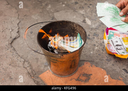 La masterizzazione di denaro (Ghost/denaro votive, Joss carta) in Vietnam Foto Stock