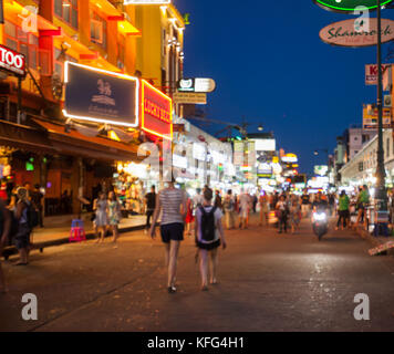 Bangkok - 14 maggio: turisti e venditori ambulanti a piedi attraverso Bangkok notoriamente Khao San Road il 14 maggio 2017. Foto Stock