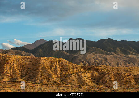 Bellissime foto di montagne sulla riva meridionale del Issyk Kul-lago . Kirghizistan . Foto Stock