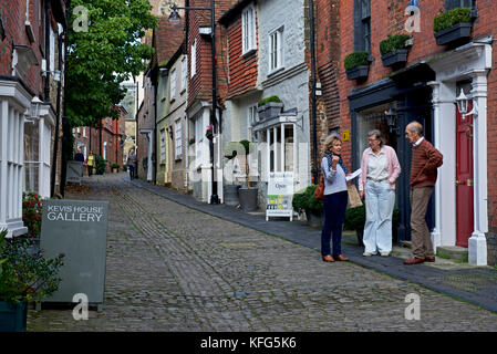 In acciottolato Lombard Street a Petworth, una piccola città nel West Sussex, in Inghilterra, Regno Unito Foto Stock