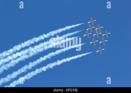 Nove CT-114 Tutor getti del canadese Snowbirds pass overhead in una formazione di diamante. Il Snowbirds sono parte dell'aria 431 Squadrone di dimostrazione di un Foto Stock