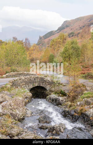 Autunno a ponte Ashness un tradizionale ponte in pietra Borrowdale, Parco Nazionale del Distretto dei Laghi, England, Regno Unito Foto Stock