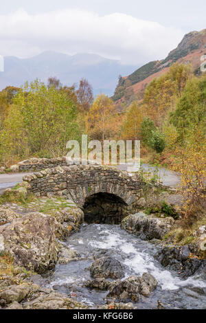 Autunno a ponte Ashness un tradizionale ponte in pietra Borrowdale, Parco Nazionale del Distretto dei Laghi, England, Regno Unito Foto Stock