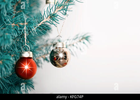 Le palle di Natale sfondo. Christmas baubles appeso a un albero di cedro filiale. Foto Stock