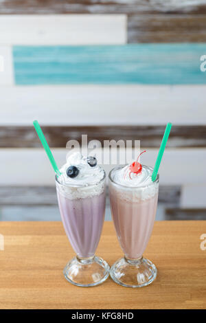 Berry e cocktail di latte in vetro di elevata Foto Stock