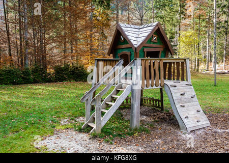 Favola di legno tree house, suonando house su giochi per bambini con scale e la parete di arrampicata Foto Stock