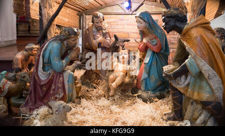 Chiusura del presepe di Buenos Aires chiesa con tradizionale Maria, Giuseppe e Gesù bambino circondato da animali e megi Foto Stock