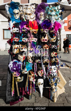 Tipico veneziano di maschere di Carnevale in un mercato in Veneto Foto  stock - Alamy