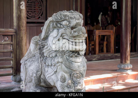 Statua di Pietra di lion custodire il tempio cinese Foto Stock