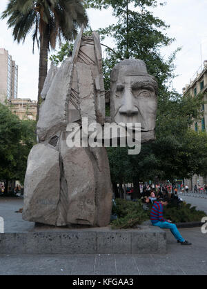 Famosa statua situata nella zona di Plaza de Armas di Santiago, Cile. Primo piano della testa della statua mostra il volto dell'uomo e la persona seduta sotto la testa. Foto Stock